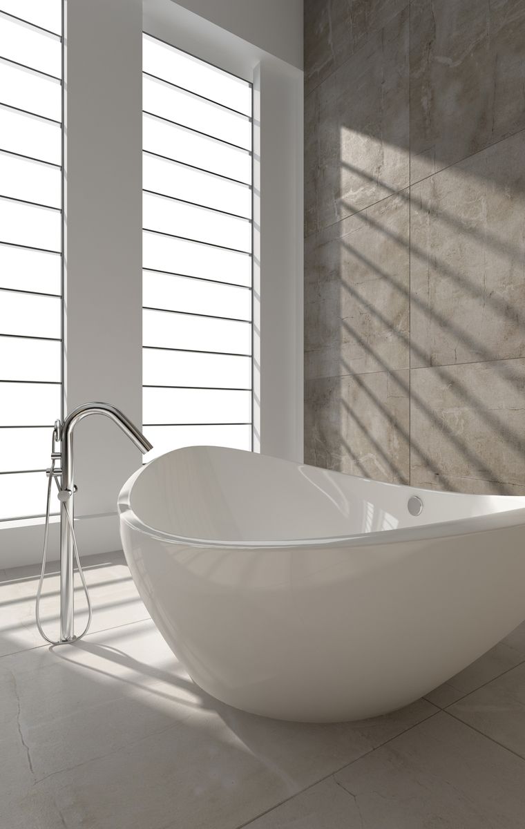 Moderne, freistehende Badewanne in einem hellen Tageslichtbad.
