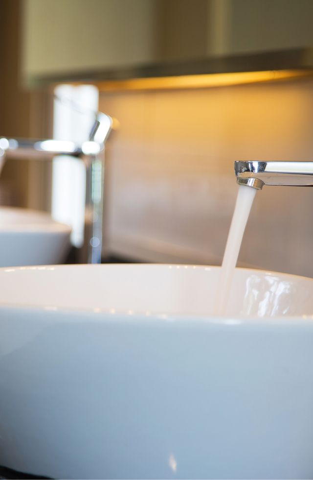 Moderne Waschbecken mit hohen Wasserhähnen in der Nahaufnahme.
